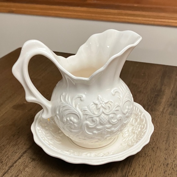 Elegant White Ceramic Pitcher and Bowl Set - Picture 4 of 11